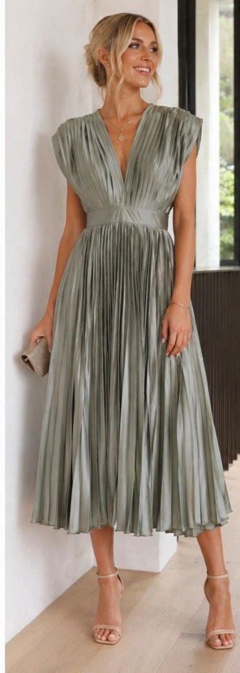 Claire | Timeless Pleated Midi Dress